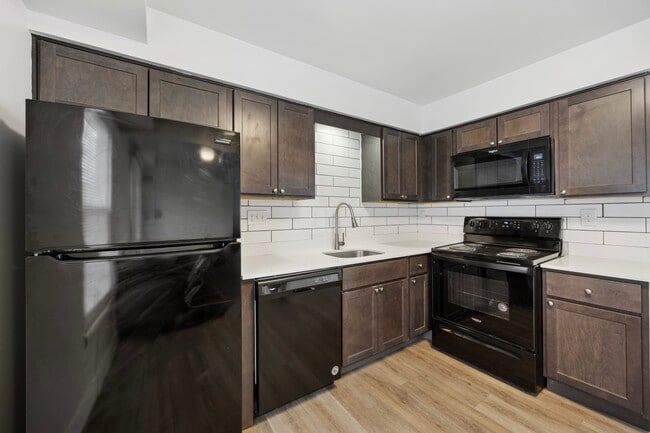 Gateway Airport Townhomes in Philadelphia, PA - Foto de edificio - Building Photo