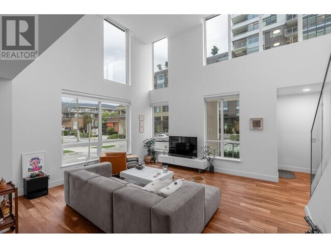 2029 Curling Rd in North Vancouver, BC - Building Photo - Building Photo