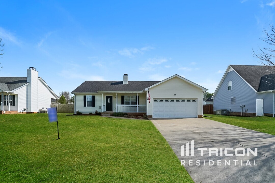 1961 Whirlaway Cir in Clarksville, TN - Building Photo