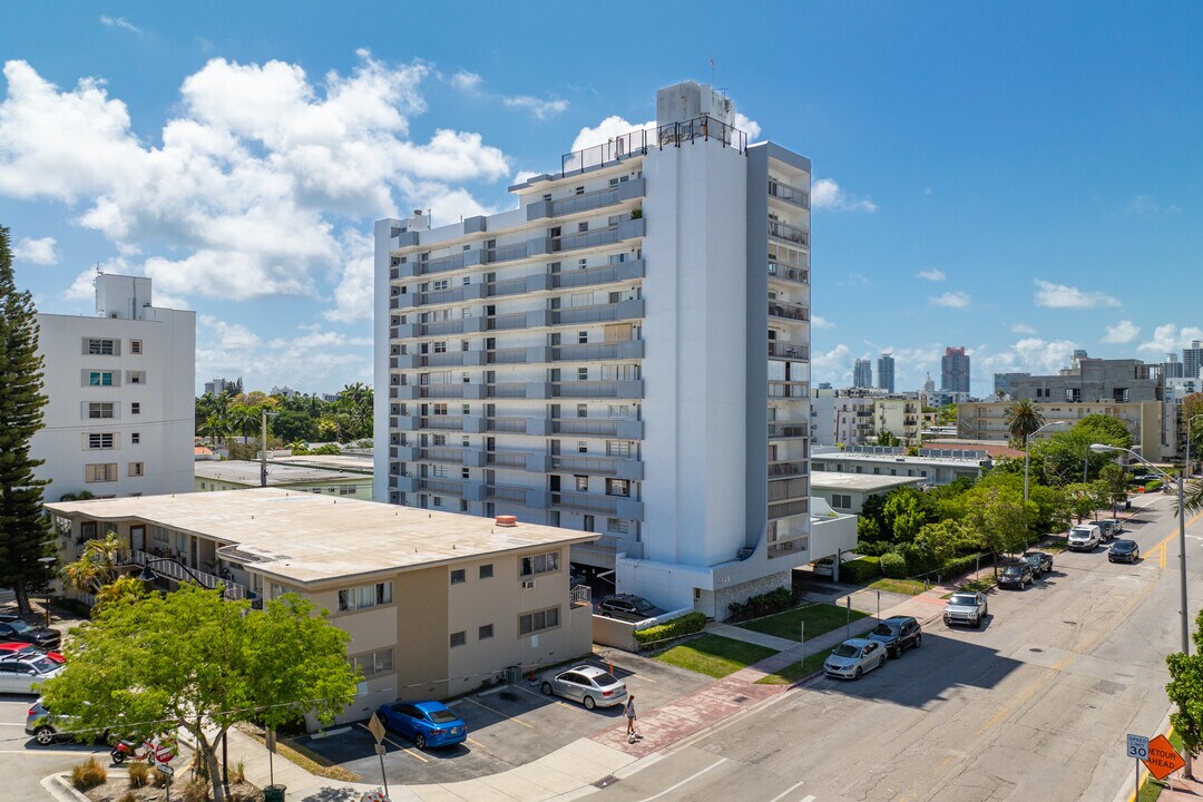 Golden West Condominium in Miami Beach, FL - Foto de edificio