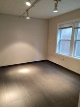 7527 Forsyth Blvd, Unit B in Clayton, MO - Foto de edificio - Building Photo