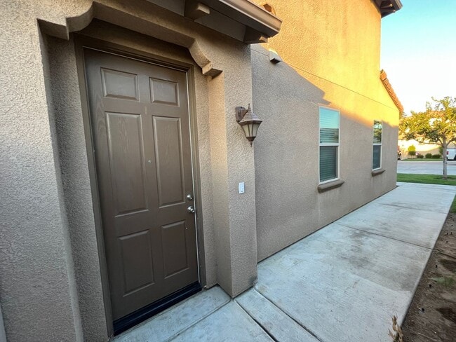 1884 W Roby Ave in Porterville, CA - Building Photo - Building Photo