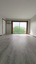 1215 Whispering Hills Ct, Unit 3B in Naperville, IL - Building Photo - Building Photo