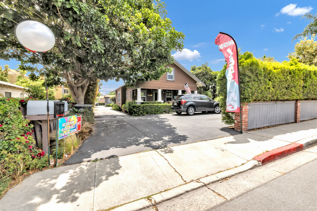 3 bd 1.5 bath - 2674 Elden Ave in Costa Mesa, CA - Building Photo