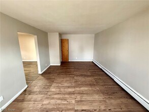 4652 Warner Rd in Garfield Heights, OH - Building Photo - Building Photo