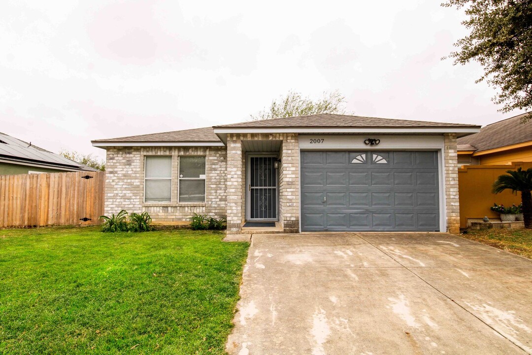 2007 Skull Valley Dr in San Antonio, TX - Building Photo