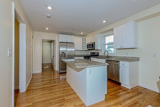 4 Mechanic St in Newton, MA - Building Photo - Building Photo