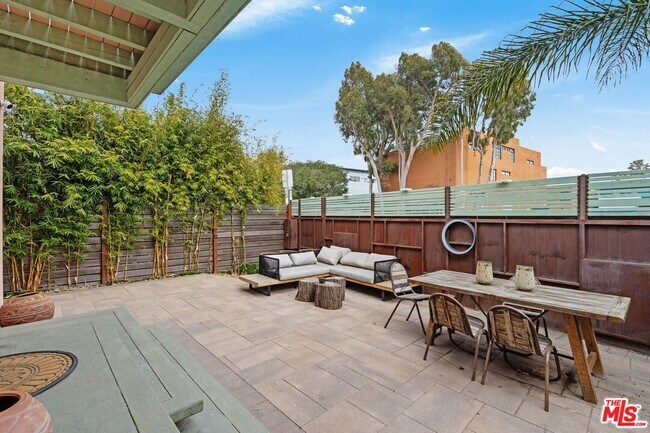 621 Rose Ave in Los Angeles, CA - Building Photo - Building Photo