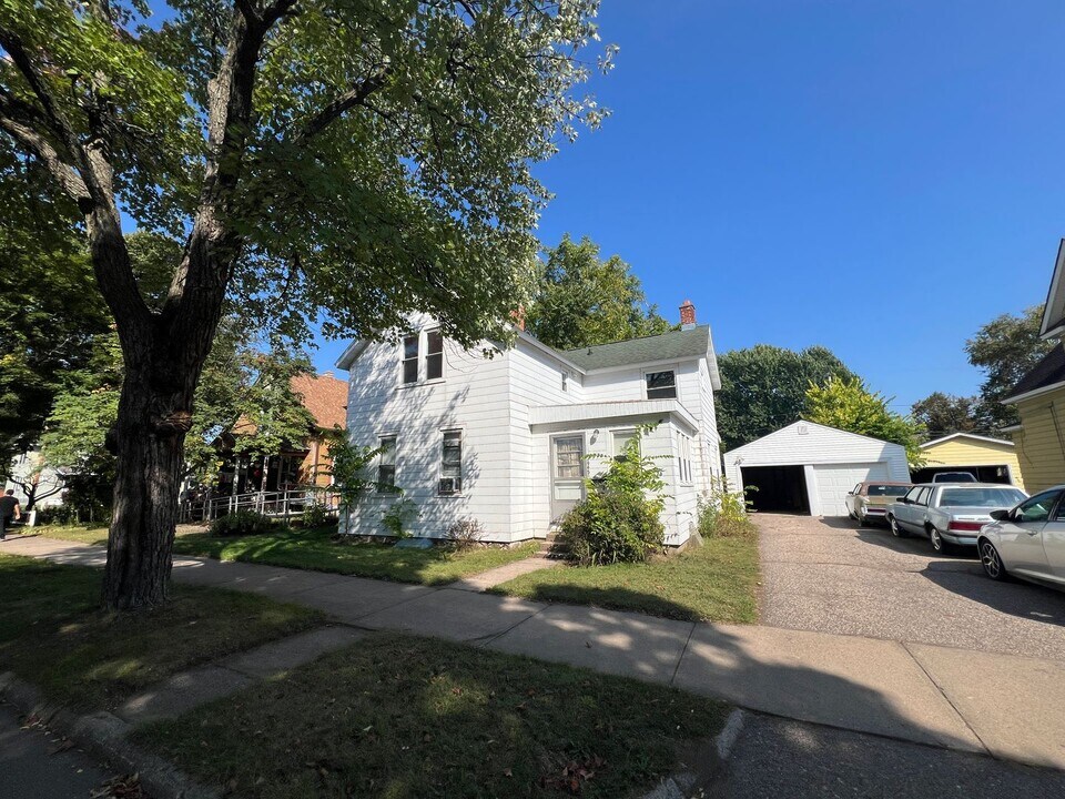 905 S 6th Ave in Wausau, WI - Building Photo