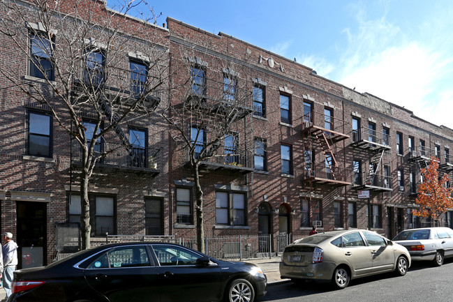 4525 40th St in Sunnyside, NY - Foto de edificio - Building Photo