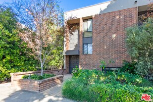 9323 Burton Wy in Beverly Hills, CA - Building Photo