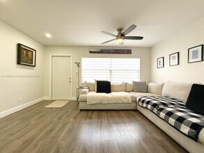 13240 SW 17th Ln in Miami, FL - Foto de edificio - Building Photo