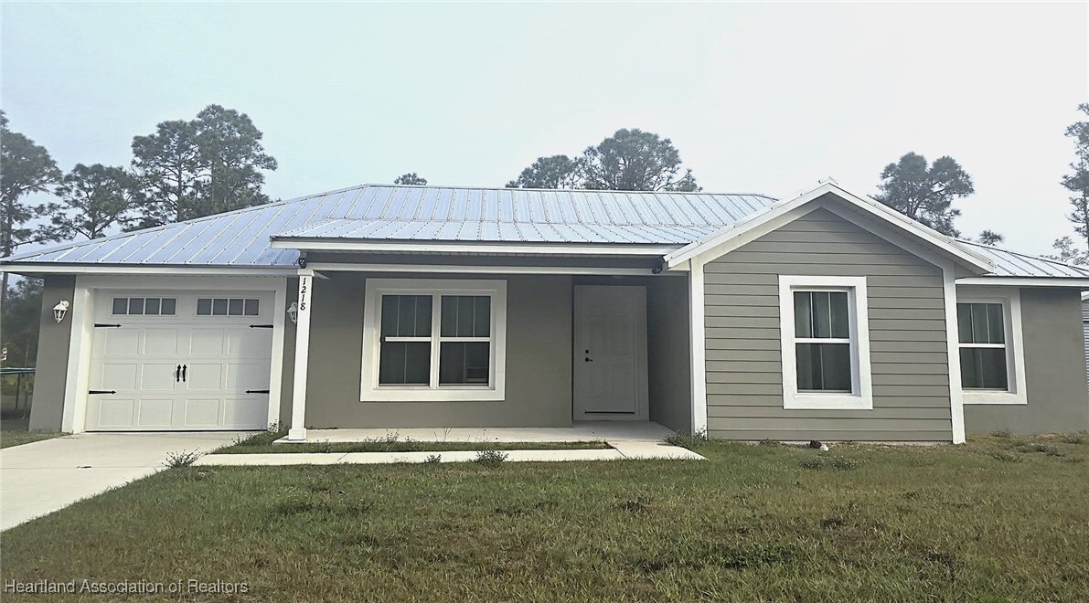 1218 Armstrong St in Sebring, FL - Building Photo