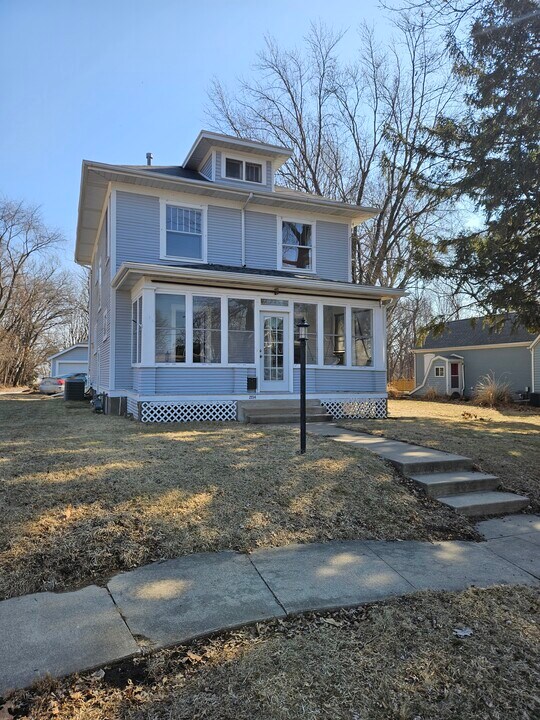 2234 S Main St in Burlington, IA - Building Photo