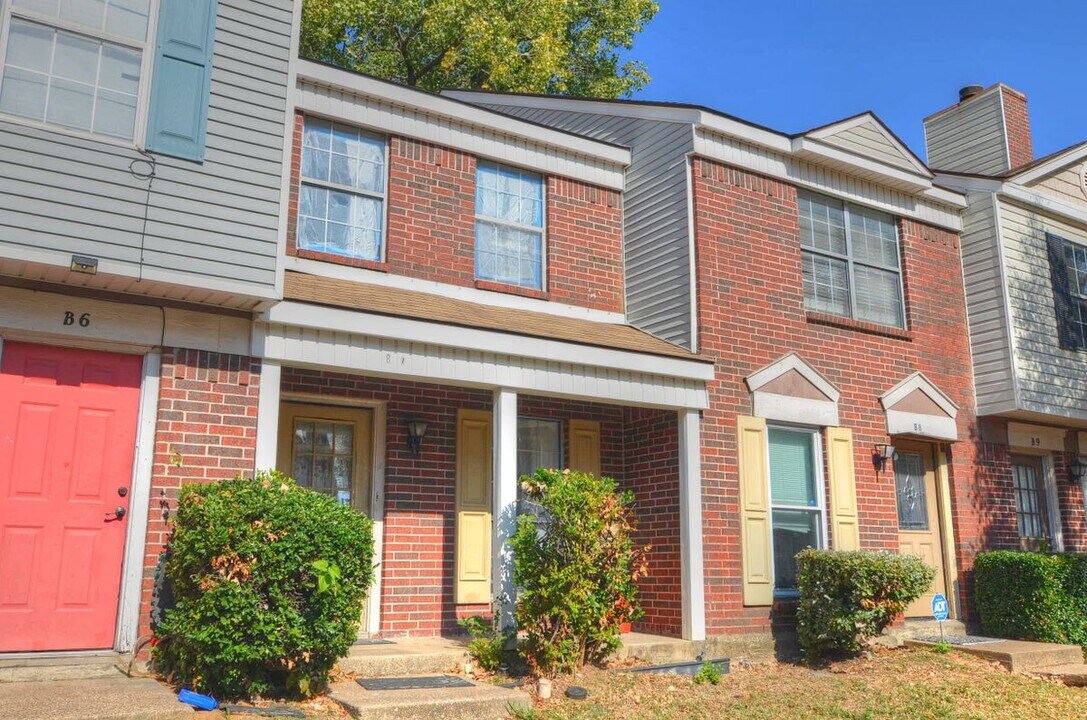 10500 Lake June Rd in Dallas, TX - Building Photo