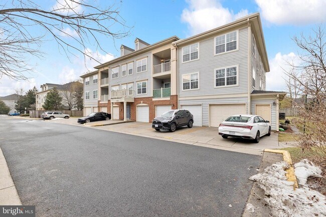 11328 Westbrook Mill Ln, Unit 304 in Fairfax, VA - Building Photo - Building Photo