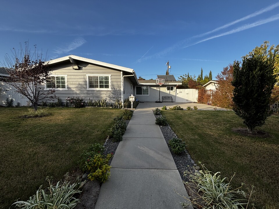 17251 San Fernando Mission Blvd in Granada Hills, CA - Building Photo