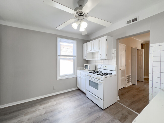 3656 W George St, Unit M02B in Chicago, IL - Building Photo - Building Photo