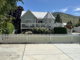 528 E Wapato Ave in Chelan, WA - Building Photo