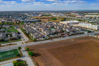 Echelon at Monterrey Village in San Antonio, TX - Foto de edificio - Building Photo