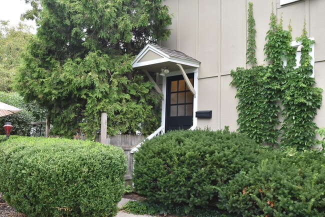 661 S Lake Shore Dr in Lake Geneva, WI - Building Photo - Building Photo