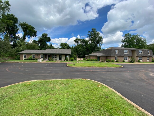 Cahaba Forest Apartments in Linden, AL - Building Photo - Building Photo