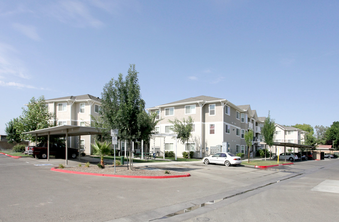 Alicante Apartments in Huron, CA - Foto de edificio