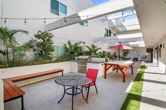 Oasis at the ROW in Los Angeles, CA - Foto de edificio - Building Photo