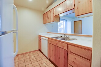 2124 SW 22nd St-Unit -2124 in Redmond, OR - Foto de edificio - Building Photo