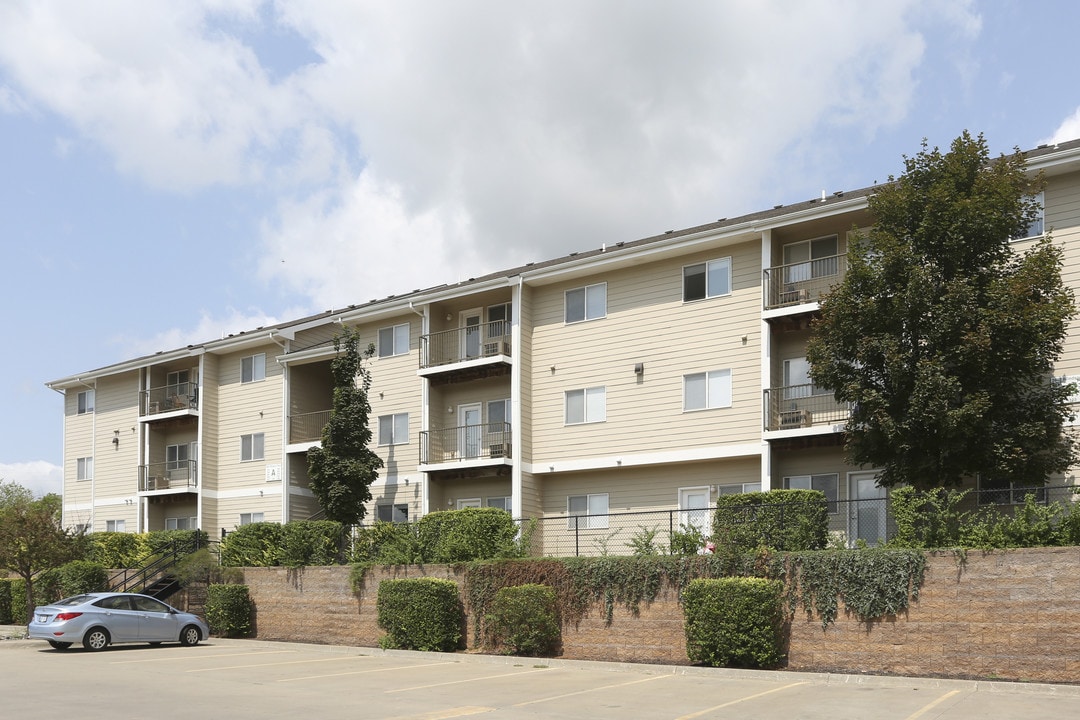 Meadowbrook Apartments in Lawrence, KS - Building Photo