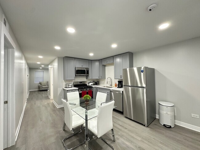 1937 W Grand Ave, Unit 1 in Chicago, IL - Building Photo - Building Photo