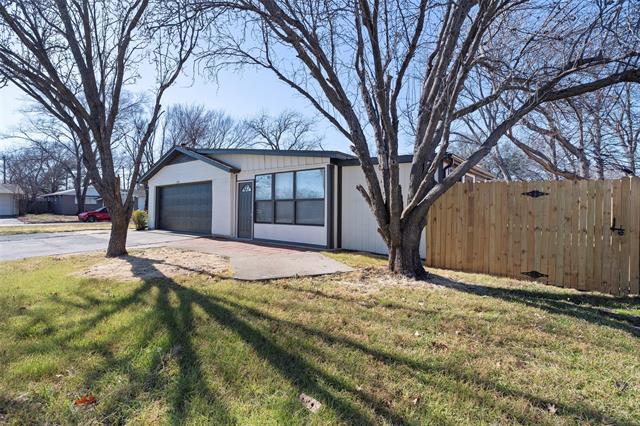 512 NW Hillery St in Burleson, TX - Foto de edificio - Building Photo