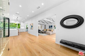 530 S Bentley Ave in Los Angeles, CA - Building Photo - Building Photo