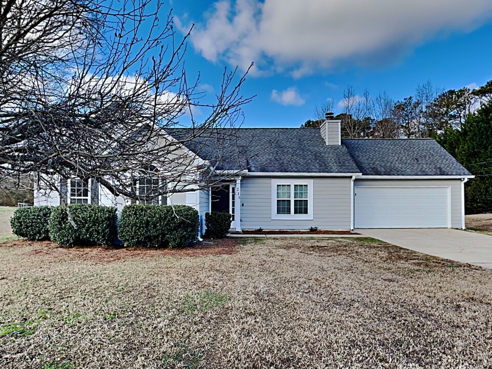 215 Shamrock Way in Newnan, GA - Building Photo