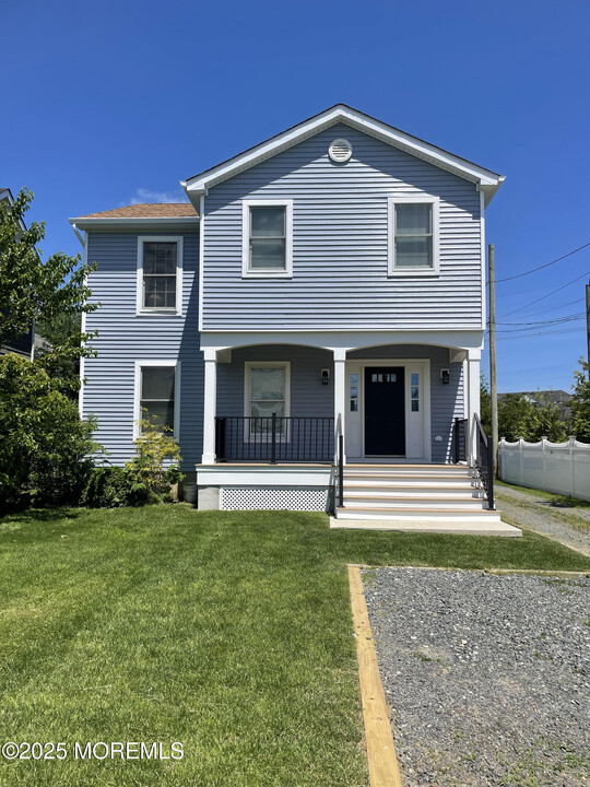 7 Riverdale Ave in Monmouth Beach, NJ - Building Photo