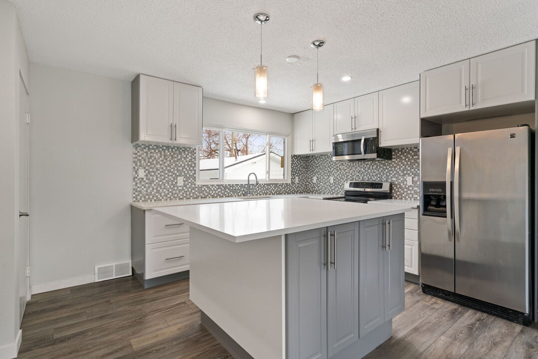 68 Healy Dr SW in Calgary, AB - Building Photo