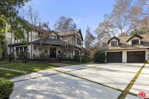 11247 Briarcliff Ln in Los Angeles, CA - Building Photo