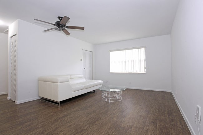 CityView Apartments in Fort Lauderdale, FL - Building Photo - Interior Photo