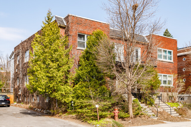 3183 Jean-Brillant St in Montréal, QC - Building Photo - Building Photo