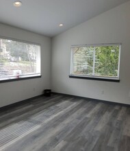 1611 Lakeway Dr in Bellingham, WA - Building Photo - Building Photo