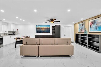 923 NW 110th St-Unit -A in Miami, FL - Building Photo - Building Photo