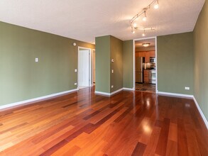 30 E Huron St, Unit 3710 in Chicago, IL - Foto de edificio - Building Photo