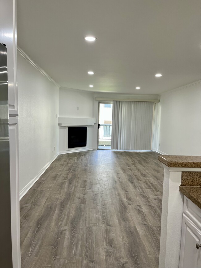 21400 Burbank Blvd, Unit 207 in Woodland Hills, CA - Building Photo - Building Photo