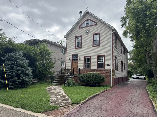 11 Lafayette Rd in Riverside, IL - Building Photo - Building Photo