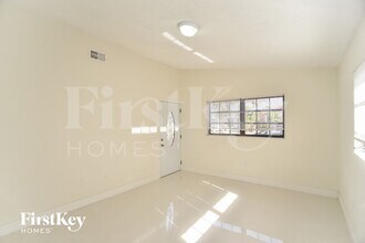 2664 W 70th Pl in Hialeah, FL - Building Photo - Building Photo