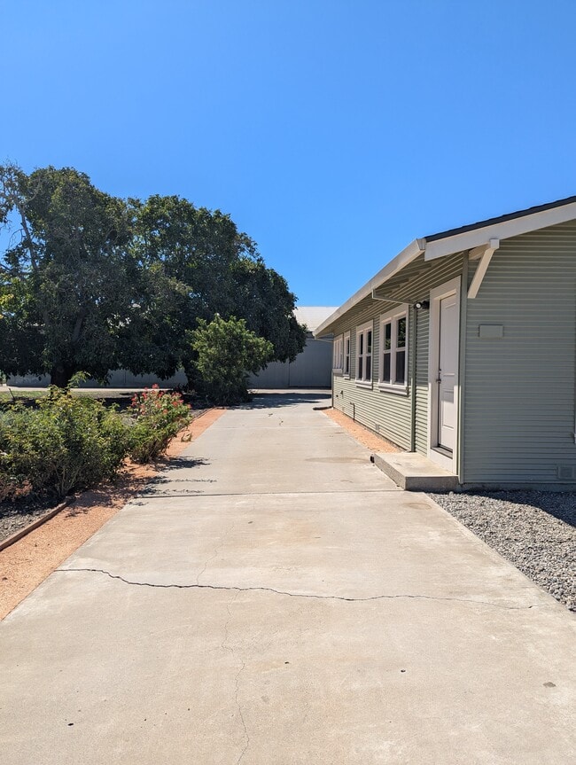 211 Freitas Rd in Hollister, CA - Foto de edificio - Building Photo