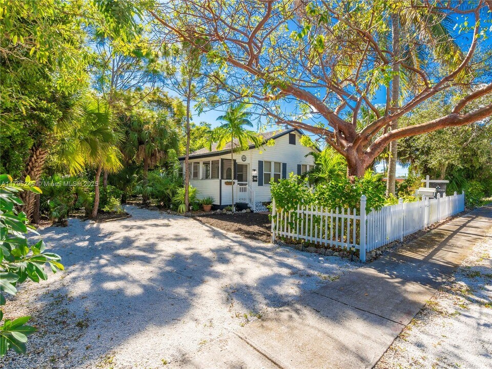 229 SW 3rd Pl in Dania Beach, FL - Building Photo