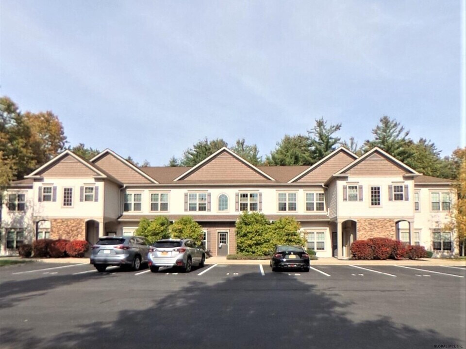 15 Lancaster Pl in Ballston Spa, NY - Building Photo