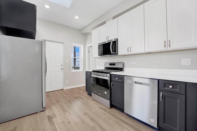 2223 W Taylor St in Chicago, IL - Building Photo - Building Photo