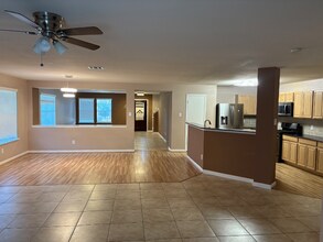 327 Remington Heights Dr in Houston, TX - Building Photo - Building Photo